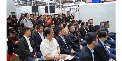 创世纪集团CCMT2024新品颁布会盛大开幕，高端五轴机床引领行业创新潮水